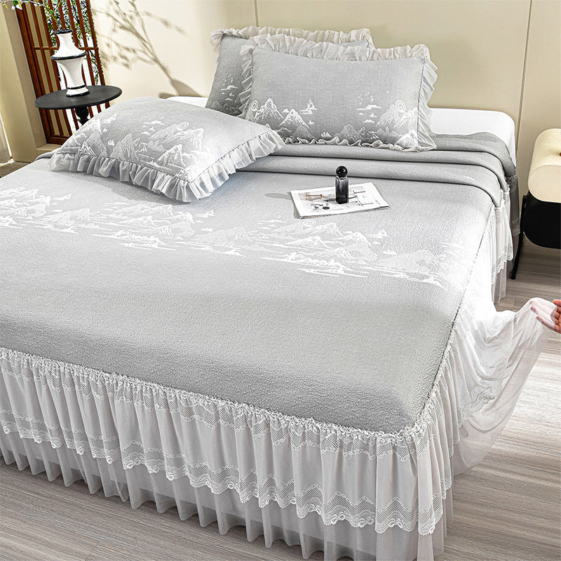 Eleganter Steppbettüberwurf mit Spitzen-Volant und Gebirgsjacquard