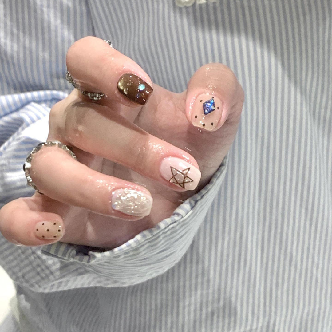 Kunstnagelset mit Kreativen Geometrischen und Funkelnden Akzenten Karnz