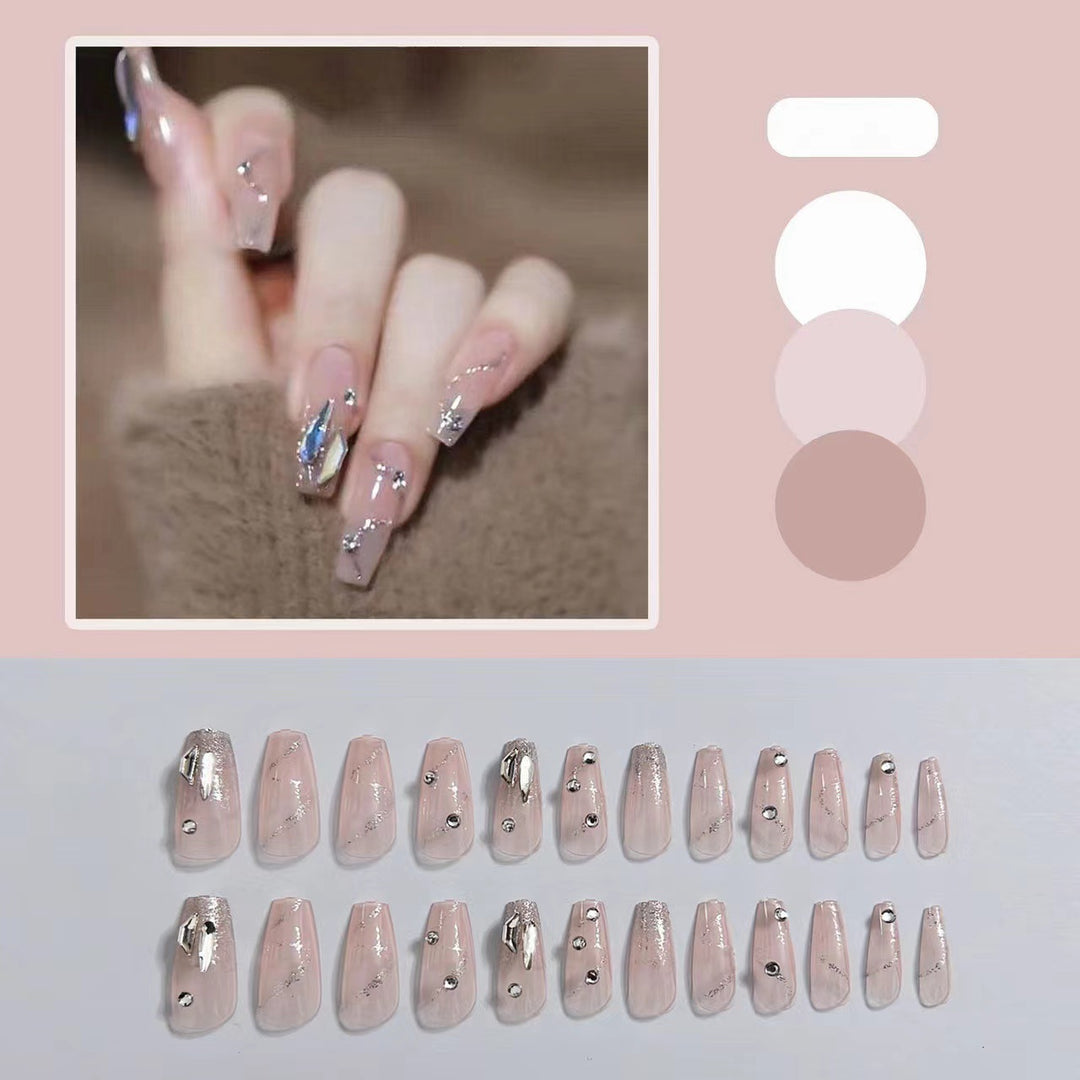 Glamouröse Kunstnägel mit Glitzerakzenten Karnz