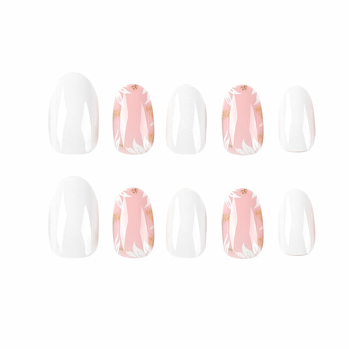 Kunstvolle Nageldesigns mit Glitzer und floralem Akzent Karnz