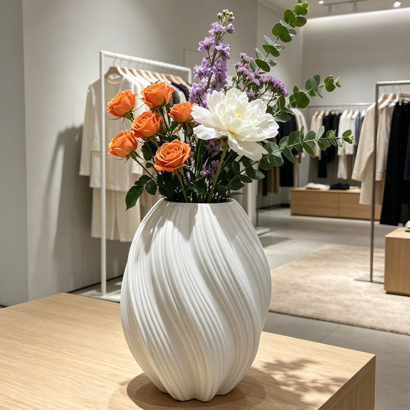 Elegante vertikale gerippte dekorative Vase Karnz