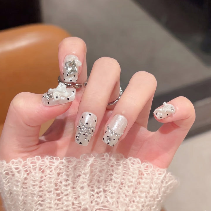 Elegante mit Strass verzierte Press-On Nagelset Karnz