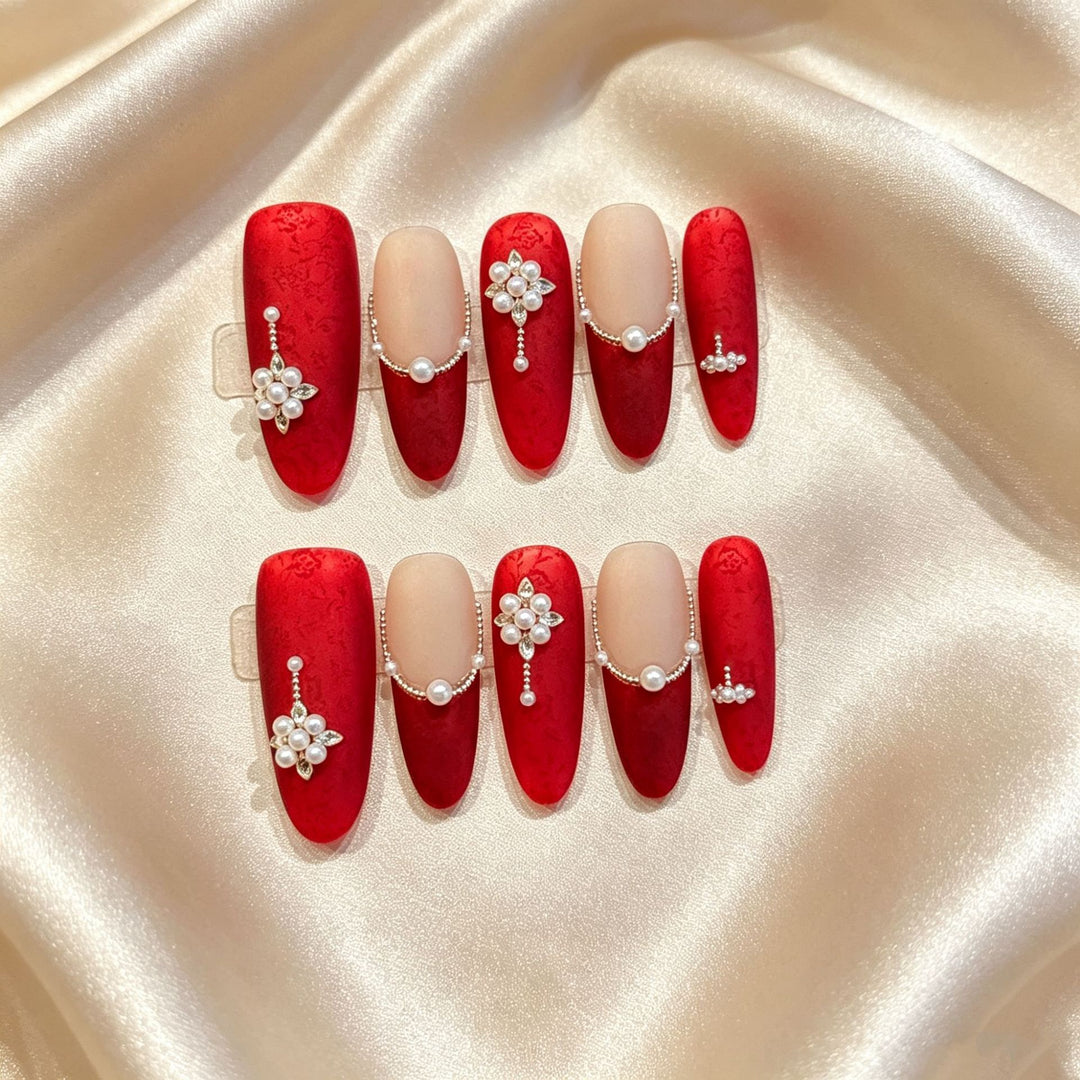 Luxuriöses dekoratives Press-On-Nagelset mit Edelsteinakzenten