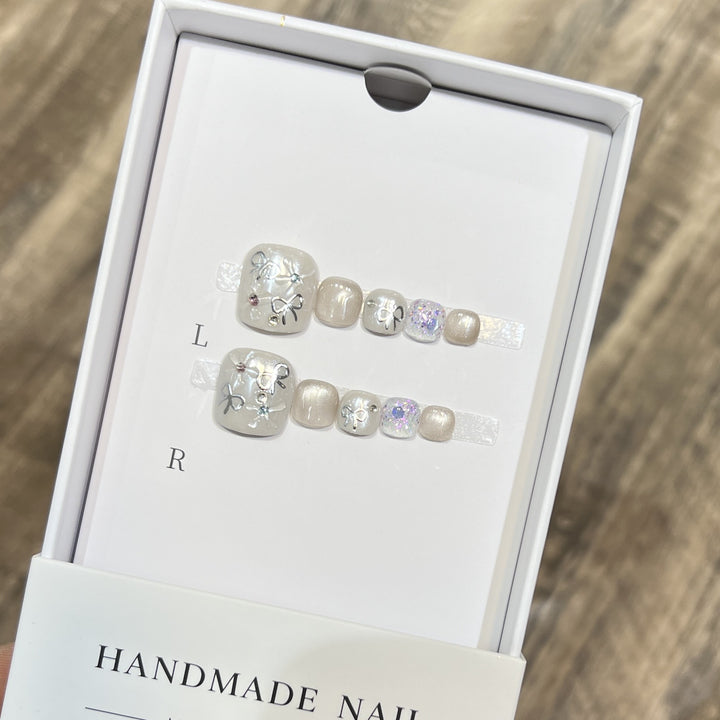 Künstlerisches Press-On-Nagelset mit Glitzer und Blumendesign Karnz