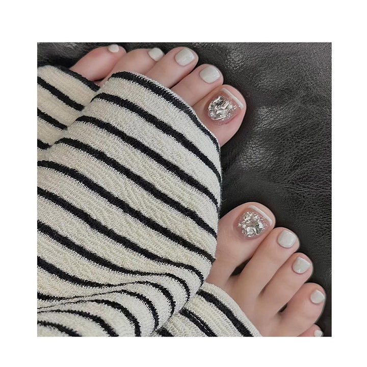 Kunstvolle Fußnagelkunst mit Strass- und Glitzerelementen Karnz