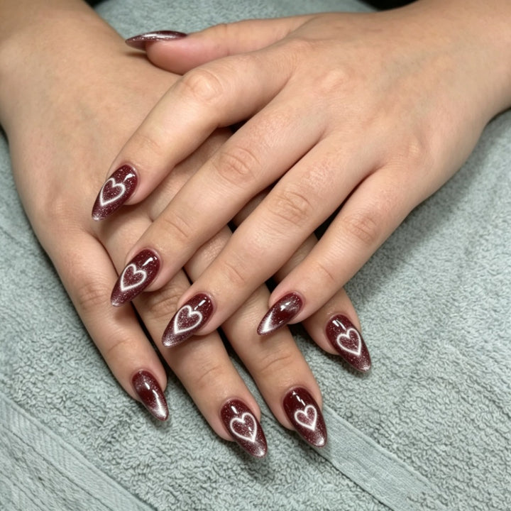 Kunstnägel mit Luxuriösem Herz-Design und Schimmerndem Finish Karnz