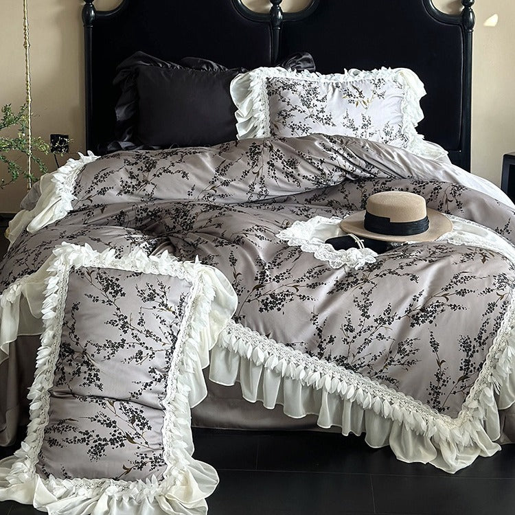 Satin-Bettgarnitur mit floraler Druckdecke, gestuftem Rüschenkissen & Spitzenbesatz