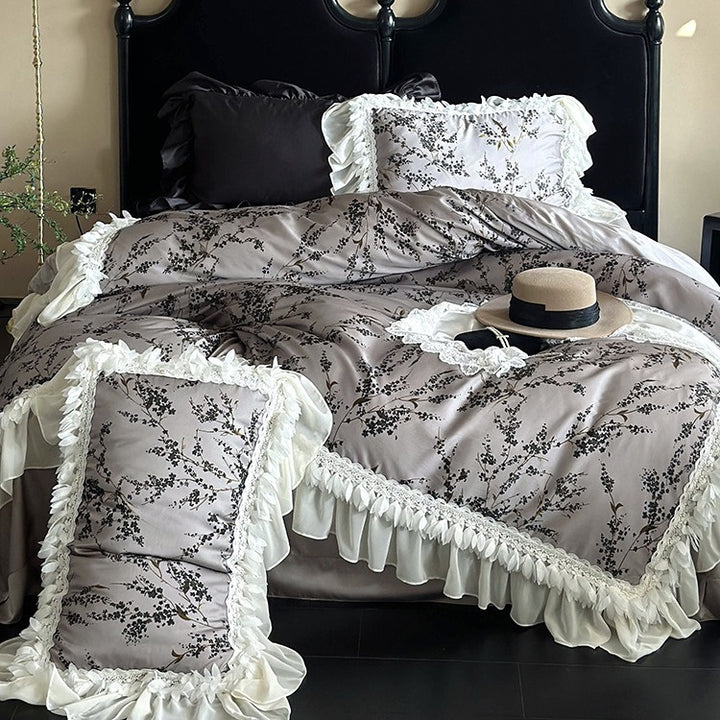 Satin-Bettgarnitur mit floraler Druckdecke, gestuftem Rüschenkissen & Spitzenbesatz