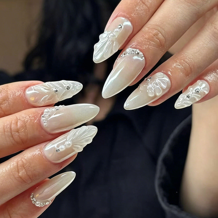 Elegante mit Strass veredelte Nagelspitzen Karnz