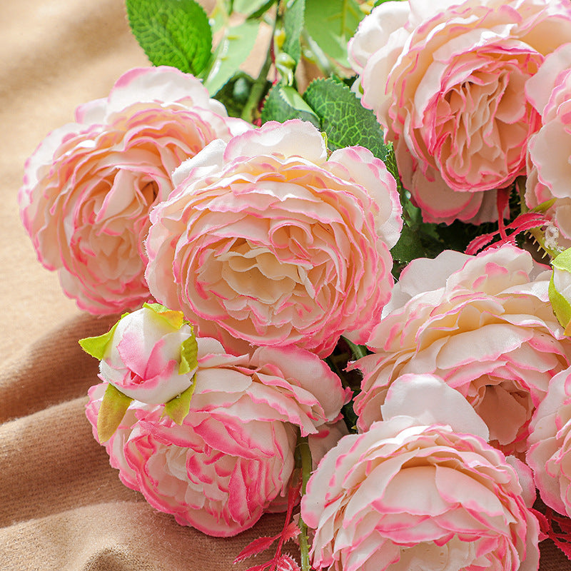 Eleganter künstlicher Rosenstrauß