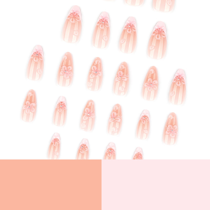 Kunstvolle Nagelverlängerungen mit floralen 3D-Details Karnz