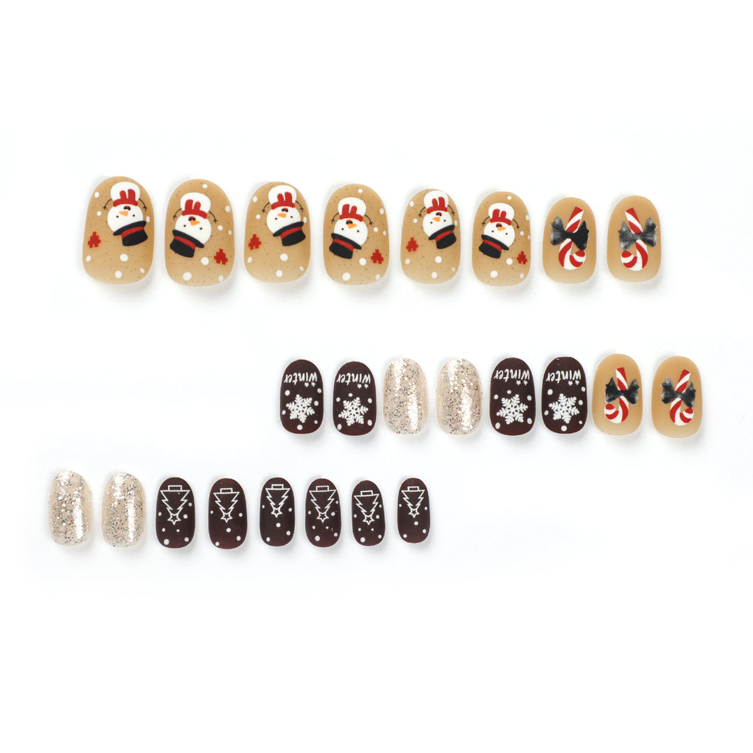 Glitzernde Winter-Nagelverlängerungen mit festlichen Motiven Karnz