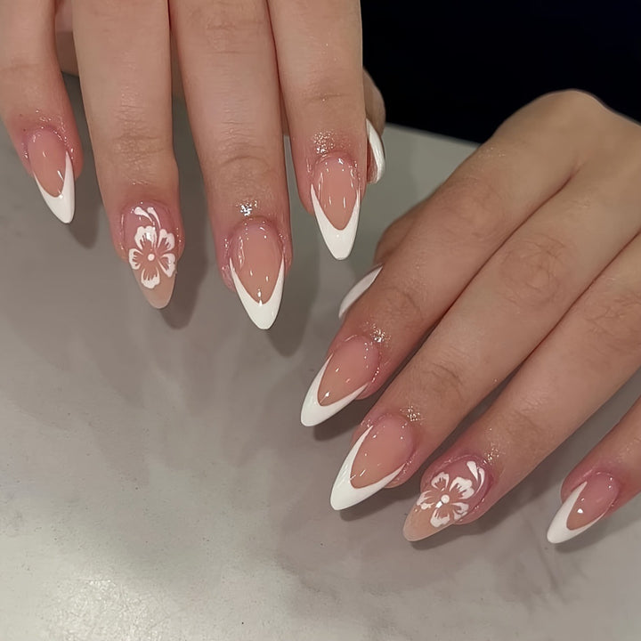 Spitze Kunstnägel mit Floralem Design Karnz