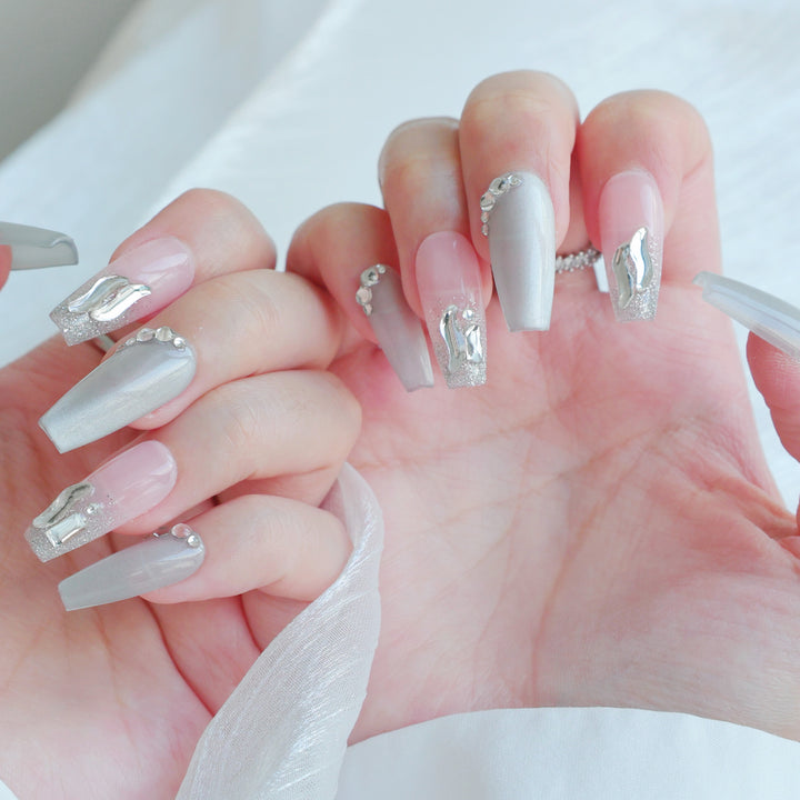 Glamorous Press-On Nagelset mit eleganten metallischen Akzenten