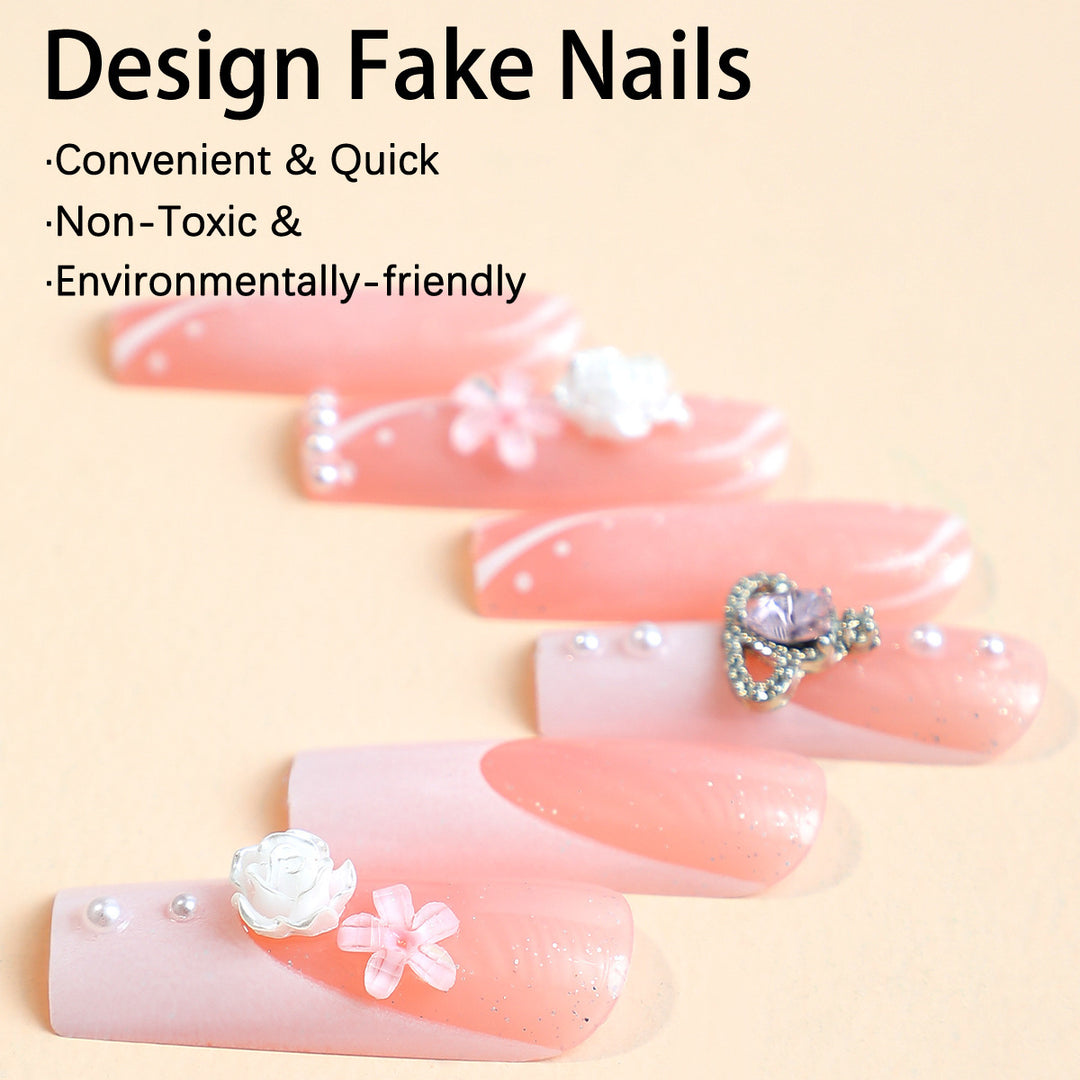 Kunstnagelset mit glamourösen Designs und dekorativen Applikationen Karnz