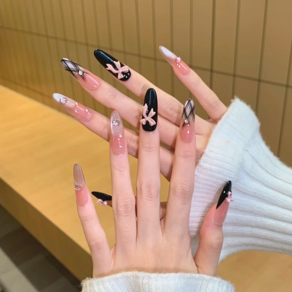 Künstlerisches Press-On-Nagelset mit kreativen Schleifen- und Edelsteinakzenten Karnz