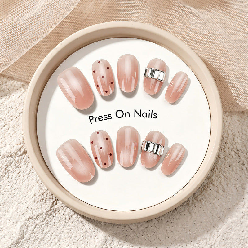 Elegantes Dekoratives Press-On-Nagelset mit Akzenten Karnz