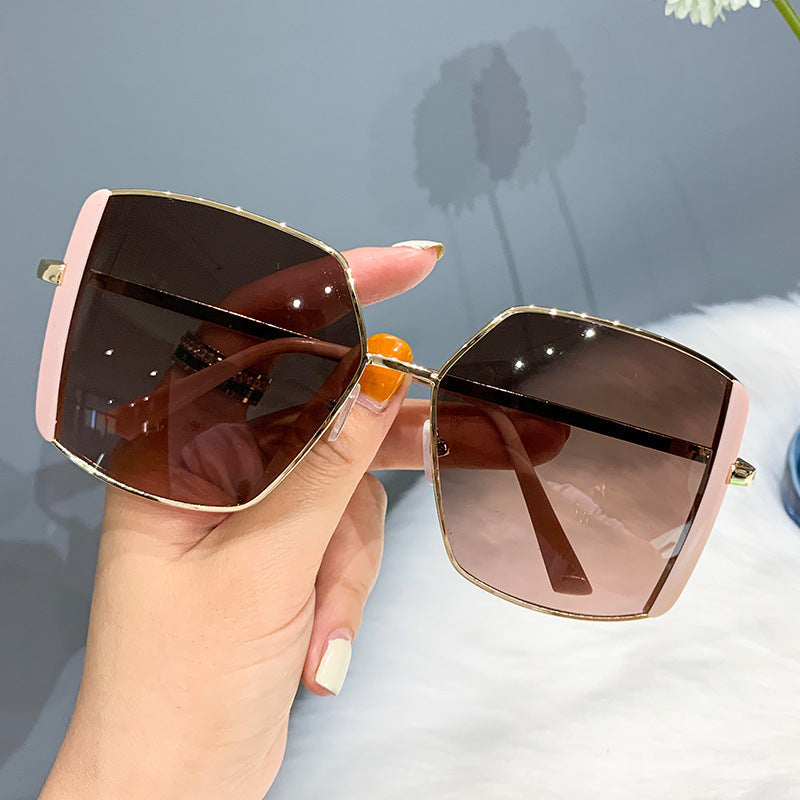 Damen oversized Sonnenbrille mit glamourösem Rahmen Karnz