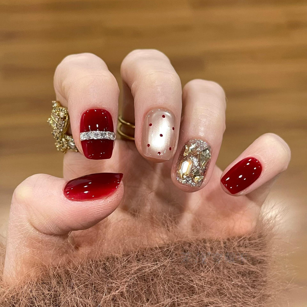 Glamouröse Kunstnägel mit Funkelndem Strass Karnz