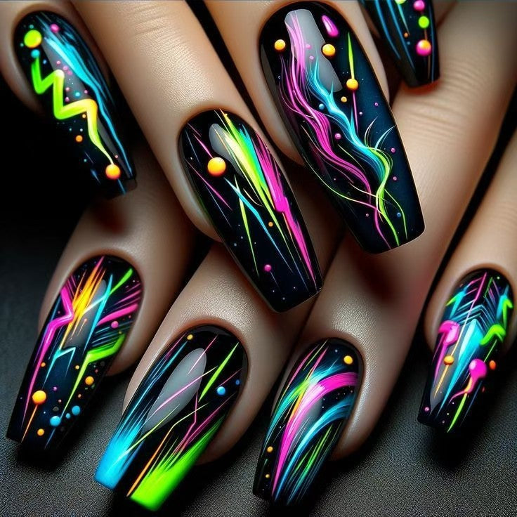 Kreative Kunstnägel mit Leuchtendem Neon-Design Karnz