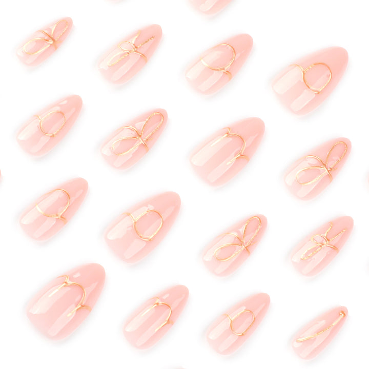 Kreative Nagelkunst mit goldenen Akzenten und trendigen Schriftzügen Karnz