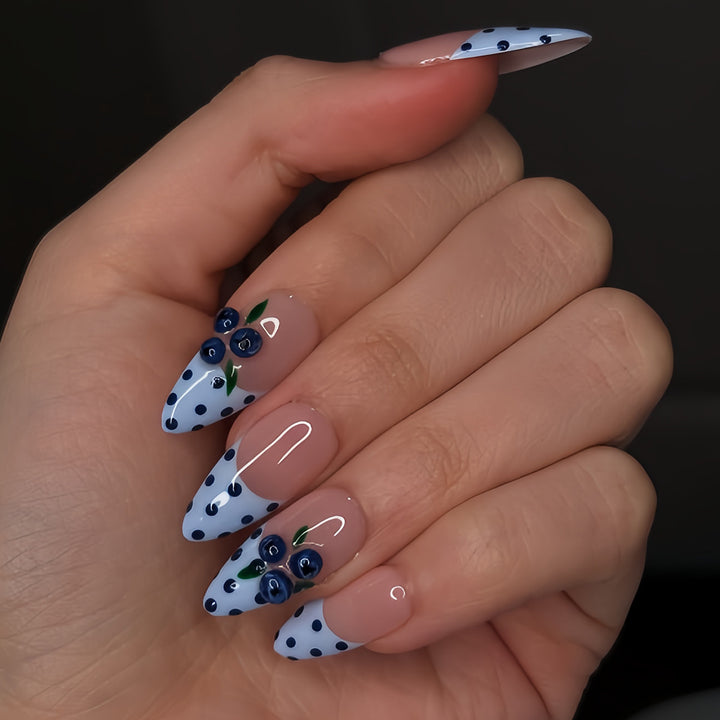 Kunstvolle Fingernägel mit Verspieltem Blumenmuster Karnz