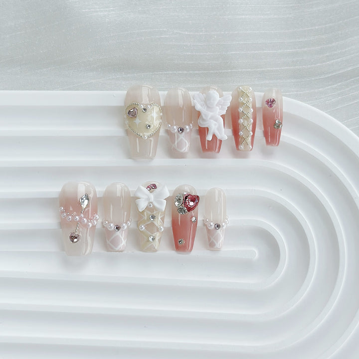Künstlerisches Press-On Nagelkunstset mit Herz- und himmlischen Designs