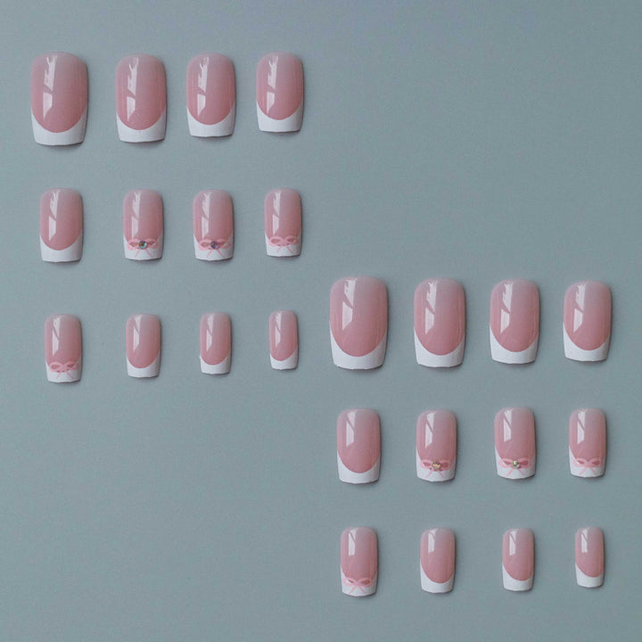 Elegantes French Tip Nagelkunstset mit zarten Schleifenakzenten