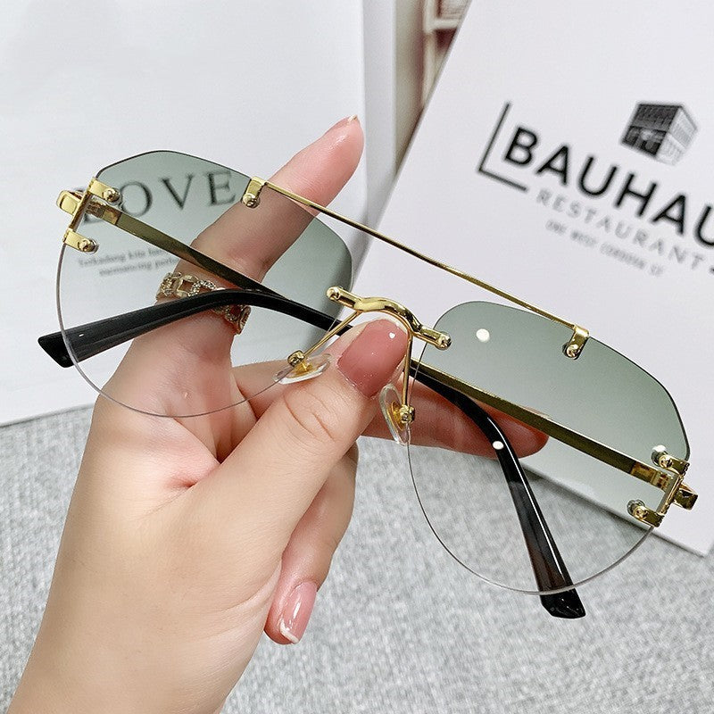 Damen moderne Piloten-Sonnenbrille mit gradienten Gläsern und dünnem Metallrahmen Karnz