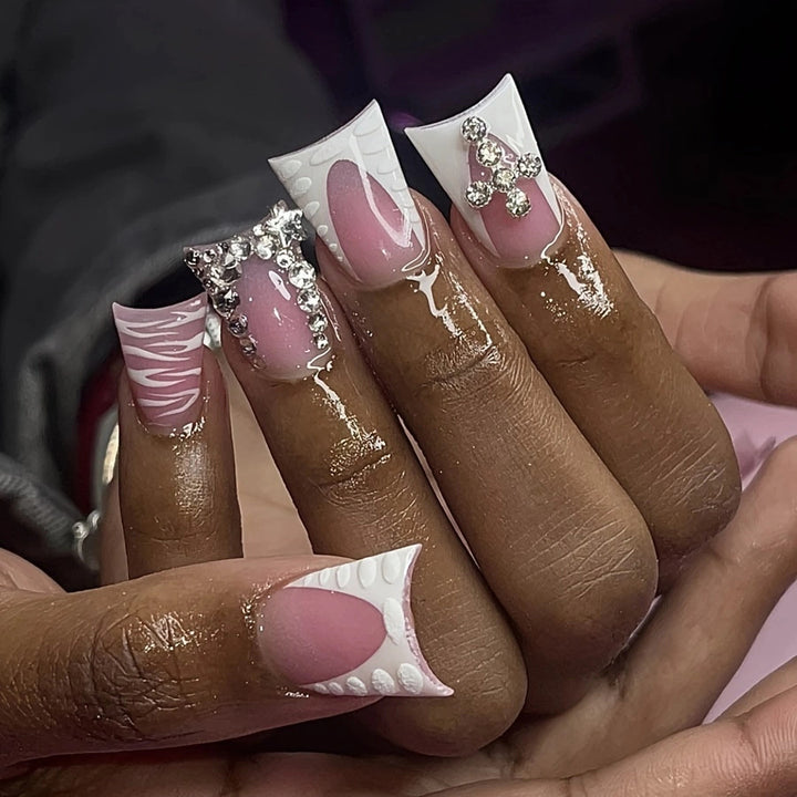 Dekoratives Press-on-Nagelkunst-Set mit Edelsteinakzenten Karnz