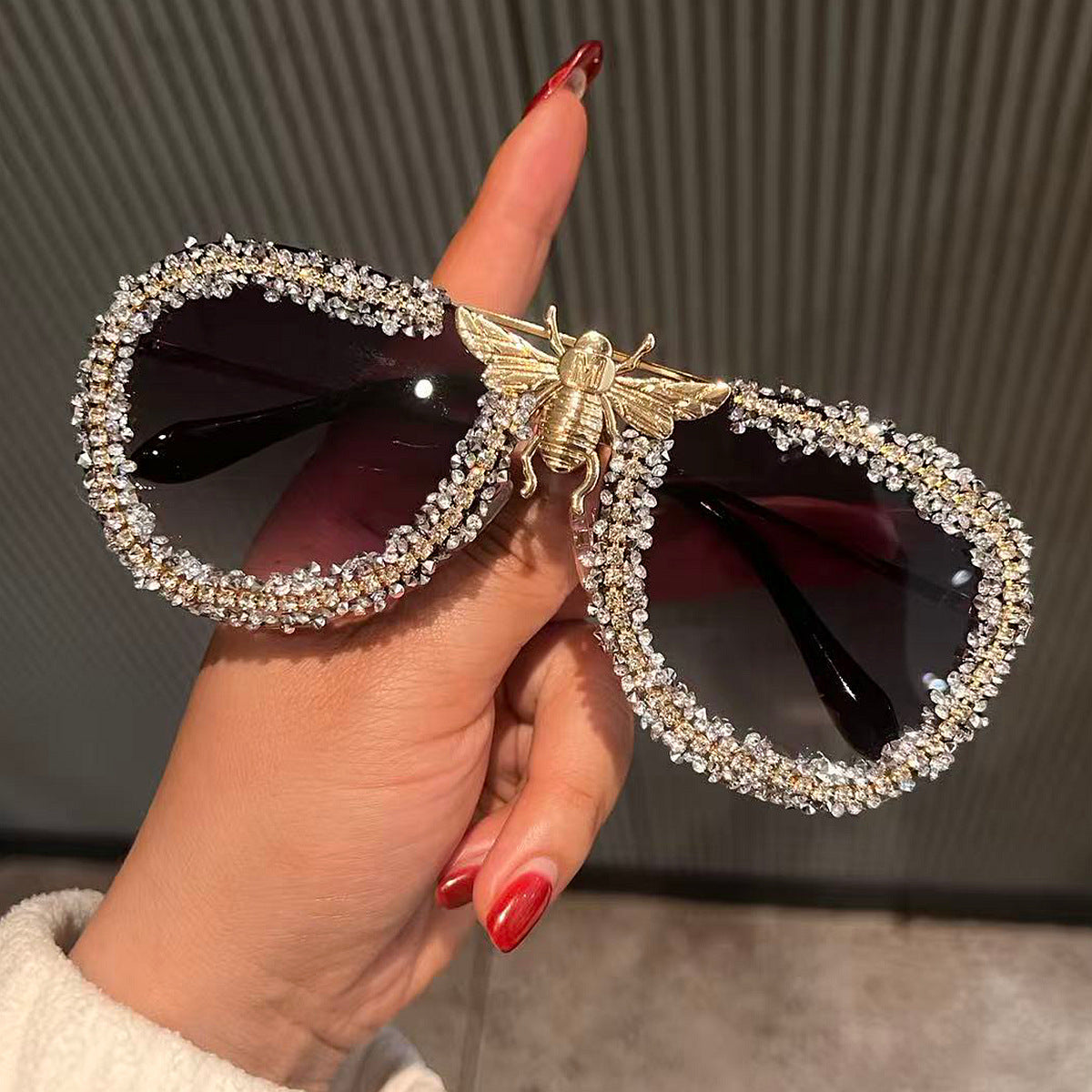 Damen Glamouröse Statement-Sonnenbrille mit einzigartigem Insektendesign Karnz