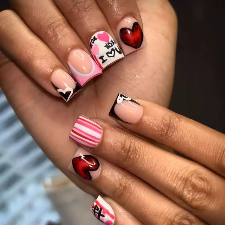 Kunstnagelset mit romantischen Herz- und Streifenmotiven Karnz