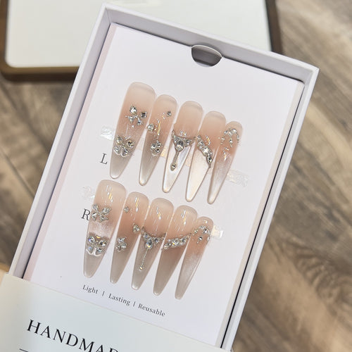Wiederverwendbares Stiletto-Nagelkunst-Set mit Kristallakzenten Karnz