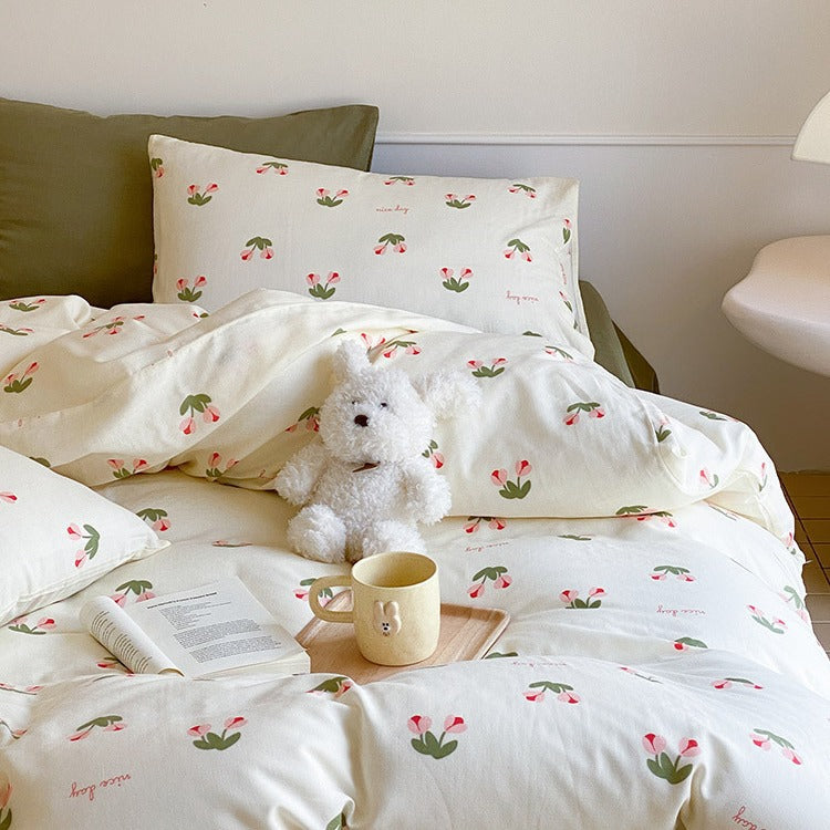 Baumwollsatin-Bettwäsche-Set mit verspieltem Erdbeer-Alloverprint und wendbarer Decke