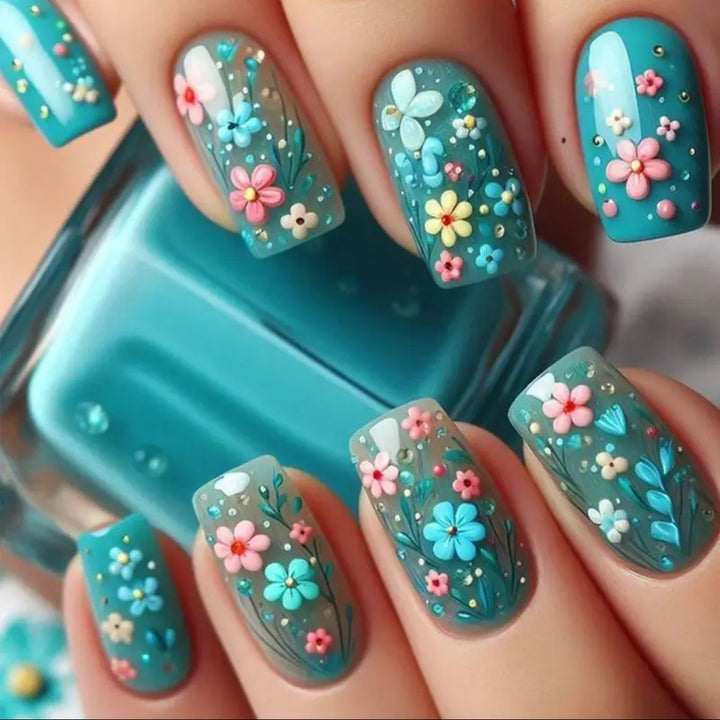 Kunstnagelset mit lebhaften Blumenmotiven Karnz