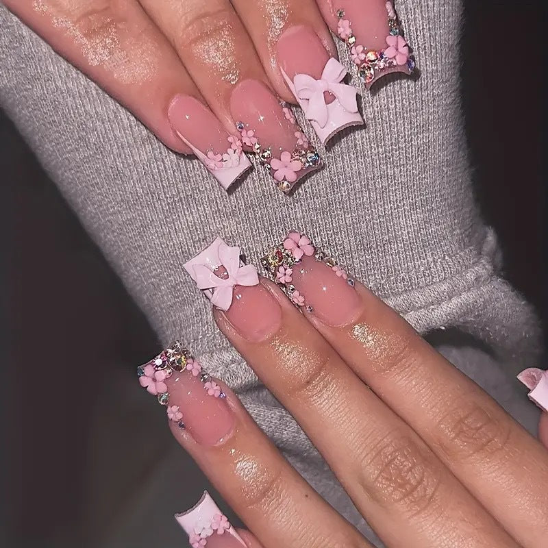 Kunstnagelset mit floralen 3D-Akzenten und Glitzerverzierungen Karnz
