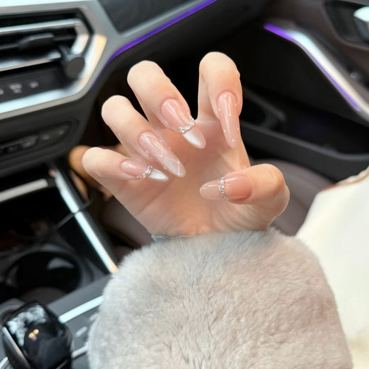 Dekorative Nail Art Extensions mit Strassakzenten