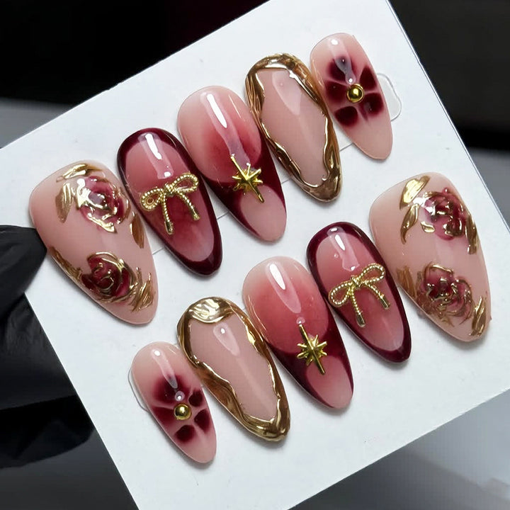 Elegante Kunstnägel mit floralen Verzierungen Karnz