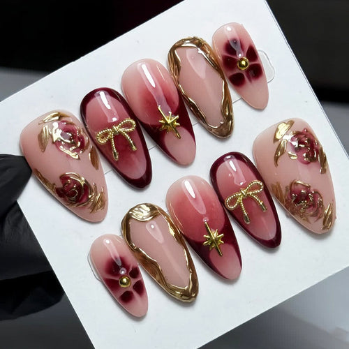 Elegante Kunstnägel mit floralen Verzierungen Karnz