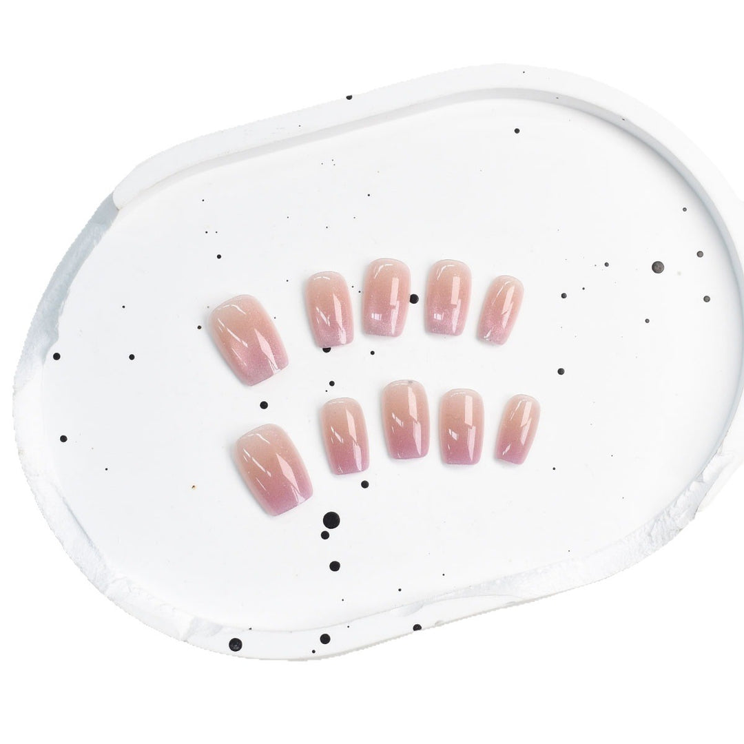 Glänzendes Press-On Nagelset mit elegantem Ombre-Effekt Karnz