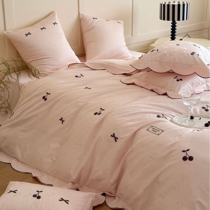 Gerüschter Baumwollsatin Bettwäsche Set mit Kirschen-Stickerei und Kissenbezügen