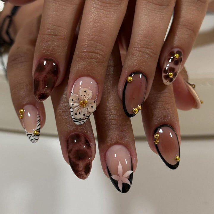 Nail Art mit elegantem Blumendesign und Glitzerakzenten Karnz
