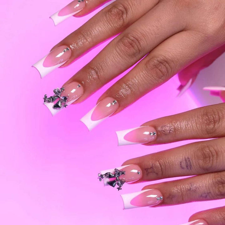 Kunstnagelset mit luxuriösen French-Spitzen und eleganten Verzierungen Karnz