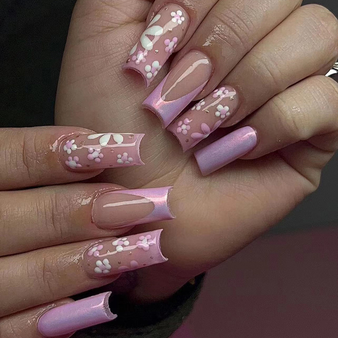 Künstliche Nagelkunst mit floralen Mustern und Glanz Karnz