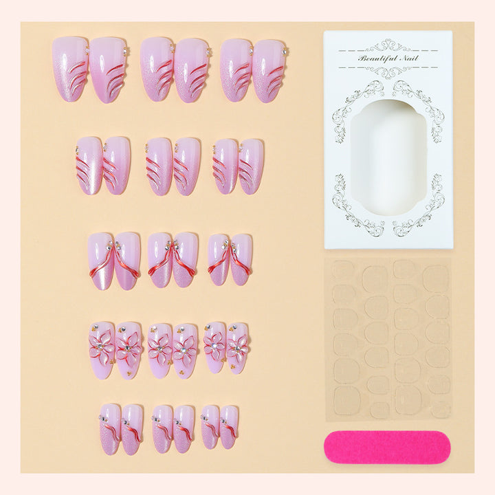 Kunstnagelset mit zarten floralen Designs und eleganten Glitzerdetails Karnz