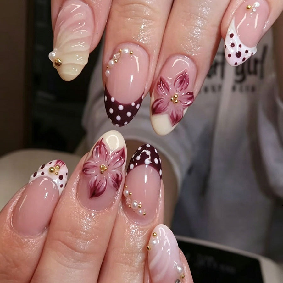 Kunstnagelset mit floralen Details und Glitzerakzenten Karnz