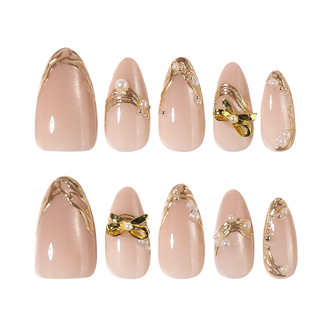 Glamouröse Nagelkunst mit Gold-Akzenten Karnz
