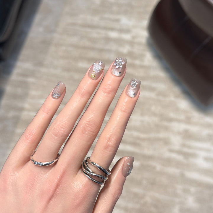 Elegantes Press-On-Nagelkunst-Set mit funkelnden Akzenten Karnz