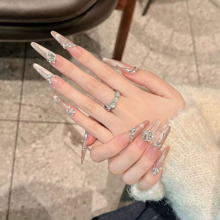 Glamouröse Kunstnagelspitzen mit eleganten Verzierungen Karnz