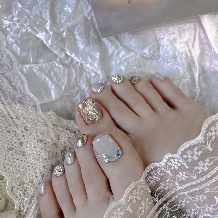 Premium Glitzernde Fußnagelkunst Karnz